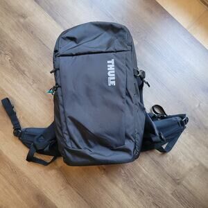 thule aspect DSLR camera packback  new with flaw